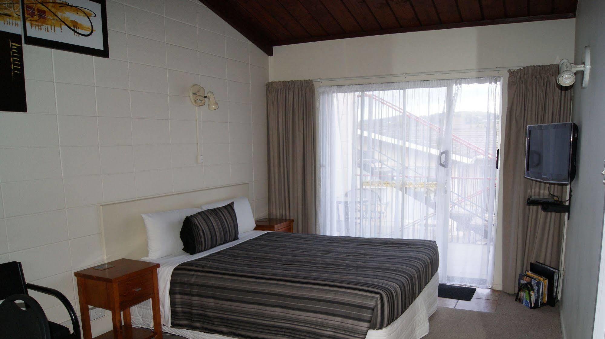 Tourist Court Motel Вакатане Екстер'єр фото